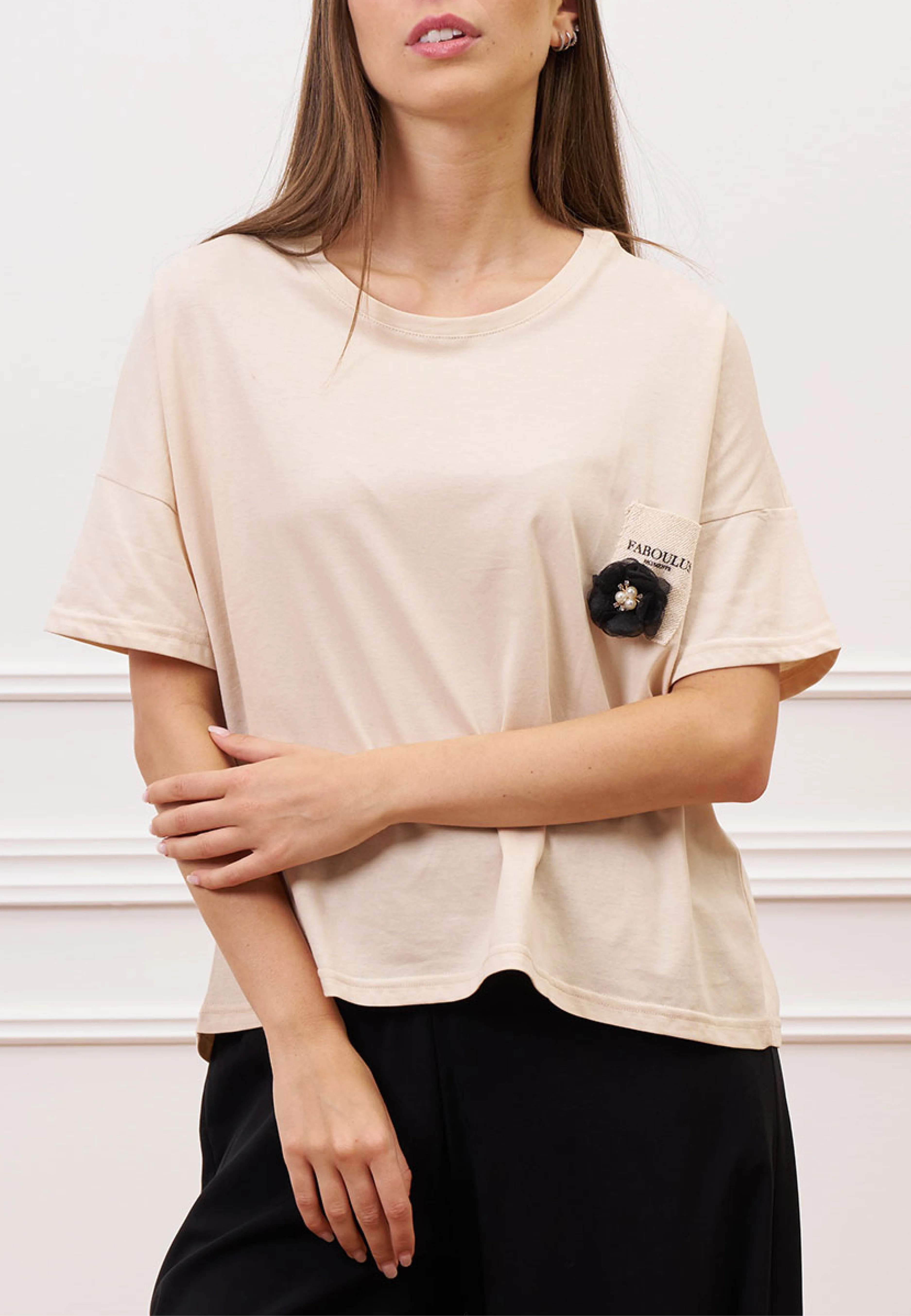 T-shirt con taschino scritta e fiore - BEIGE