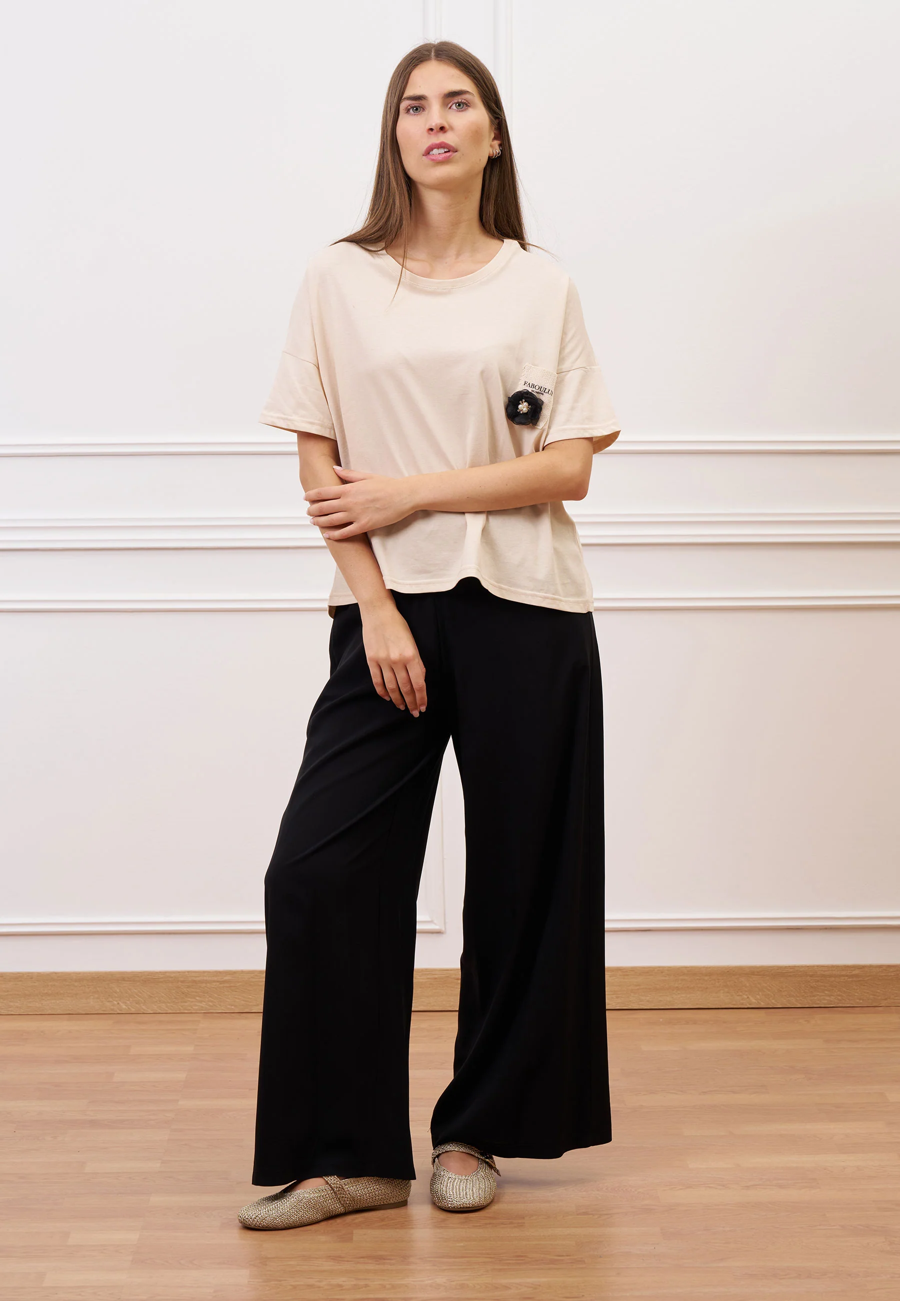 T-shirt con taschino scritta e fiore - BEIGE - Image 4