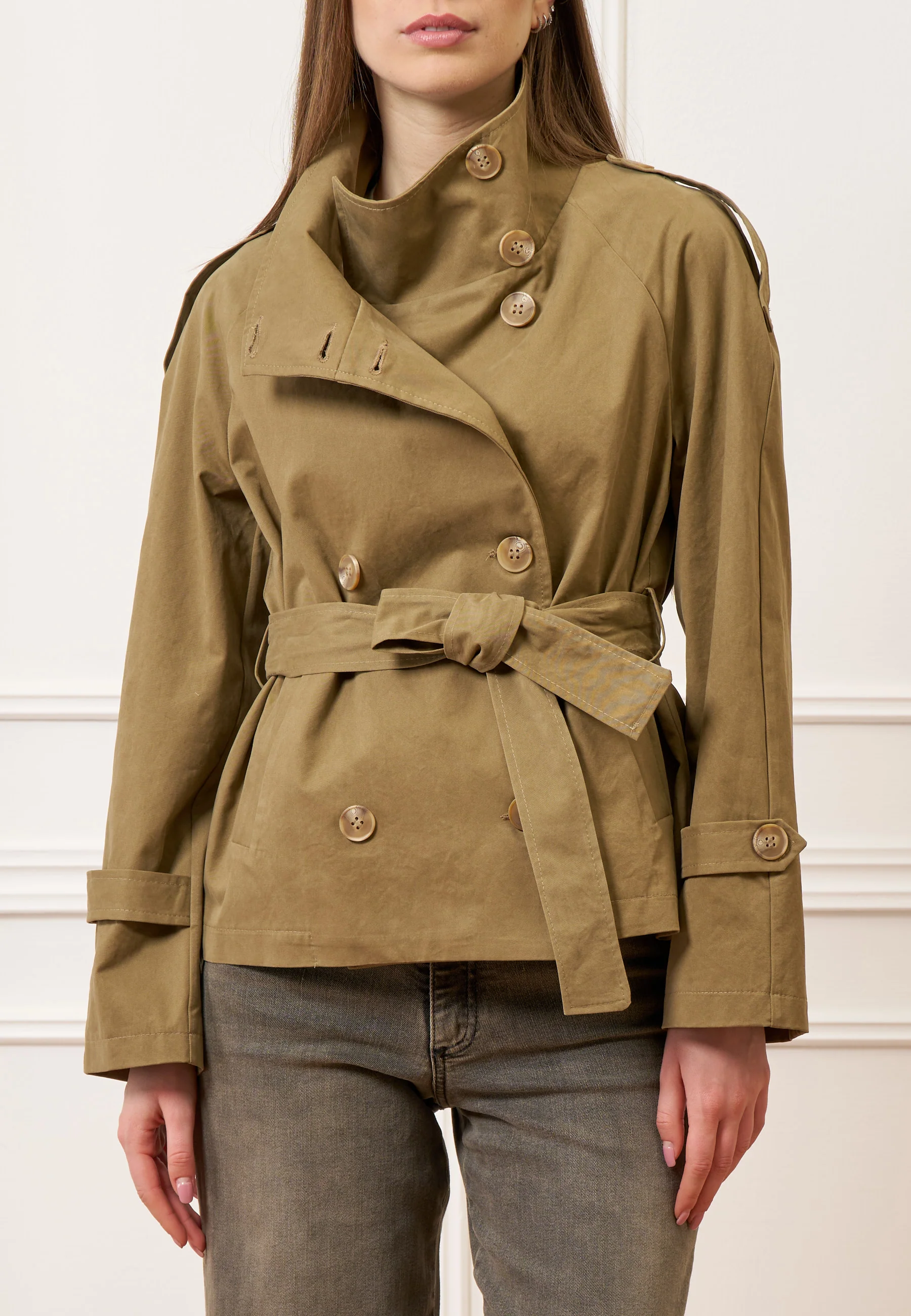 Trench corto con cintura - FANGO