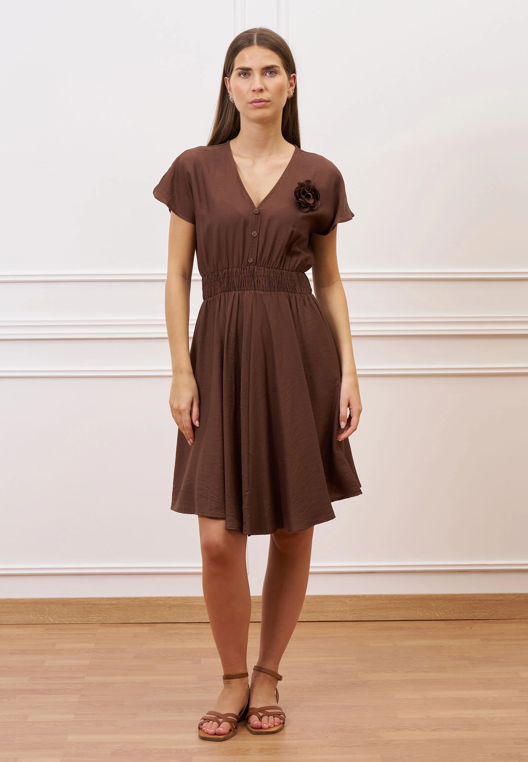 Vestito corto in viscosa con fiore - MARRONE - Image 4